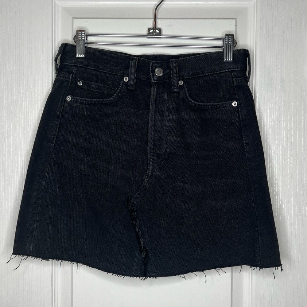H&M Black Denim Mini Skirt 🔴